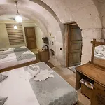 Cappadocia Ozbek Stone House غوريمِيه